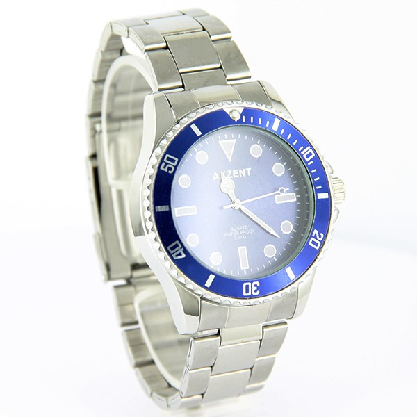 Hommes Et Femmes Regardent La Boucle De Papillon Fermoir De