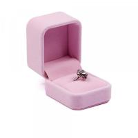 boîte rose velours pour offrir une bague
