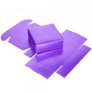 emballage violet carton pour un joyeux anniversaire