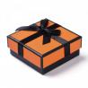 emballage carton avec noeud orange pour une fête d'anniversaire