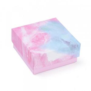 emballage rose carton pour un anniversaire avec des imprimés styles marbre 