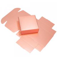 emballage carton or rose pour un anniversaire