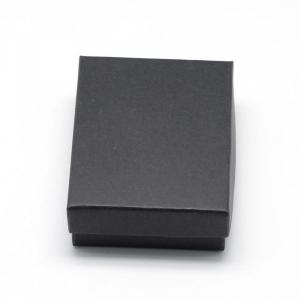 boîte noir carton avec petite mousse pour une fête d'anniversaire