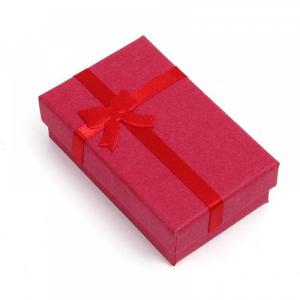 boîte carton avec noeud rouge pour l'anniversaire d'un enfant