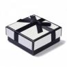 boîte blanc avec noeud décoratif carton pour une fête d'anniversaire