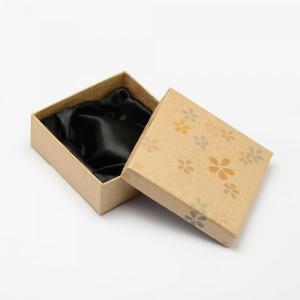 emballage carton kraft marron pour toutes les occasions avec un motif avec des fleurs 