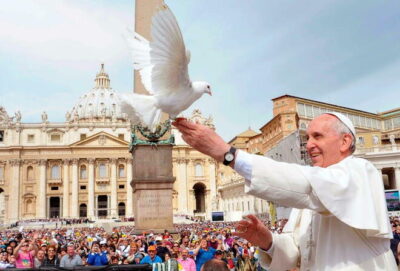 Le pape avec une colombe et sa montre Swatch