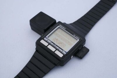 Vue rapprochée de la WristMac avec son bracelet et son cadran iconique