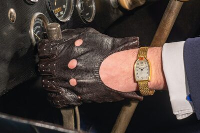 La montre Suisse Mido d'Ettore Bugatti portée au poignet