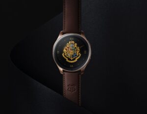 Zoom sur le bracelet en cuir végan de la montre avec des détails fins