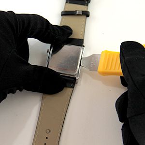 Ouverture boîtier clipsé d'une montre LED avec l'outil